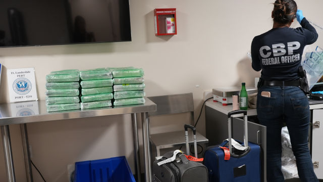 מבריחים בשדה התעופה ע.10