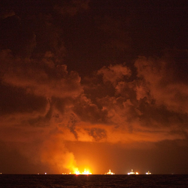 Požar na naftni ploščadi