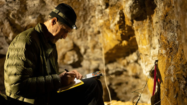 Explorer: En Derin Mağara